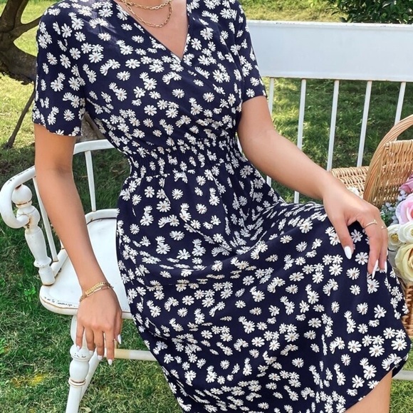 Dresses & Skirts - 𝅺FLORAL Midi Dress Flowy Floral Dress Size S